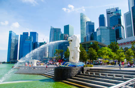 Singapore ,April 3 -2016 unidentified   tourist watching and taking picture at Merlion famous place in Singapore  Singapore  April, 3 , 2016のeditorial素材