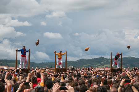 Festa dei ceri 2016 a Gubbio: launching of the jugsのeditorial素材