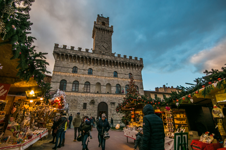 Enchanted atmosphere at the Christmas market in the historic center of Montepulciano with big xmas tree, Tuscanyのeditorial素材