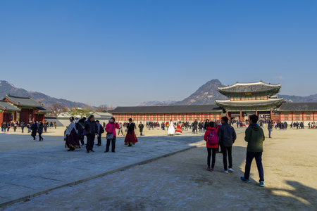 Dec 6,2017 Tourist enter Heungnyemun Gate at Gyeongbok Palace, Seoul , Koreaのeditorial素材