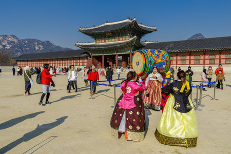 Dec 6,2017 Tourist enter Heungnyemun Gate at Gyeongbok Palace, Seoul , Koreaのeditorial素材