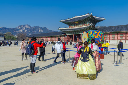 Dec 6,2017 Tourist enter Heungnyemun Gate at Gyeongbok Palace, Seoul , Koreaのeditorial素材