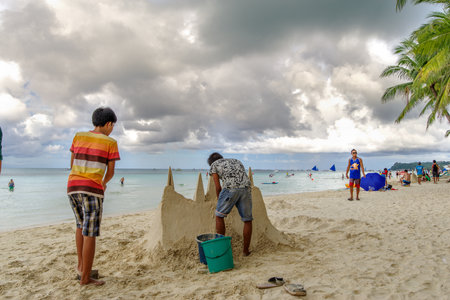 Nov 19,2017 People make Sand casting at white beach, Boracay,Philippinesのeditorial素材