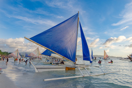 Nov 19,2017 Sailing boat waiting tourist at White beach, Boracay, Philippinesのeditorial素材