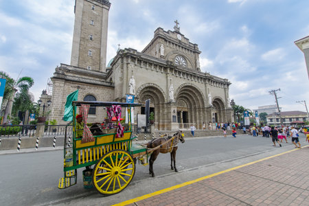 Feb 21,2018 Wagons waiting for tourists in front of Manila Cathedral, Manila , Philippinesのeditorial素材