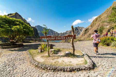 Feb 18, 2018 Tourists taking pictures at Pinatubo Crater Lake,Capas, Philippinesのeditorial素材