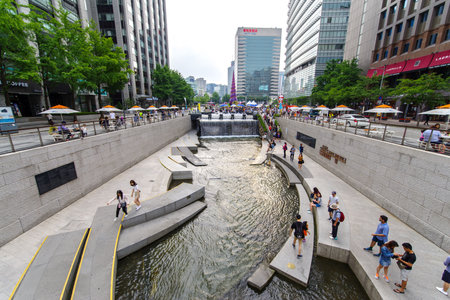 Seoul , South Korea : Jun 17, 2018 Citizens resting in the cheonggye plazaのeditorial素材
