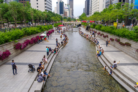 Seoul , South Korea : Jun 17, 2018 Citizens resting in the cheonggye plazaのeditorial素材