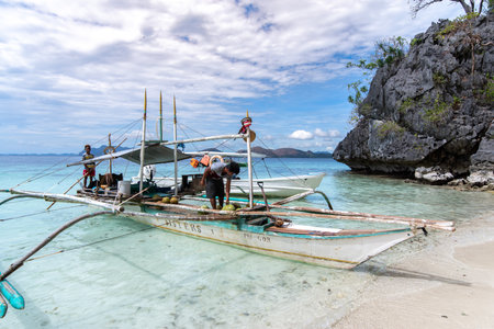 Nov 16, 2018 A person selling coconuts on the Coron island beach, Palawan, Philippinesのeditorial素材