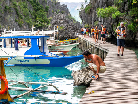 Nov 16, 2018 Tourists visiting the Kayangan lake at Coron Island, Palawan, Philippinesのeditorial素材