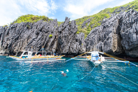 Nov 18,2018 Boats waiting people at outside Secret Beach in El nido, Palawan, Philippinesのeditorial素材