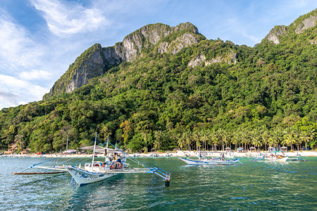 Nov 18,2018 A ship anchored on the 7 commandos island beach waiting for guests in El nido, Palawan, Philippinesのeditorial素材