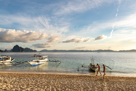 Nov 18,2018 People enjoying a vacation at the 7 commandos island beach in a El nido, Palawan, Philippinesのeditorial素材