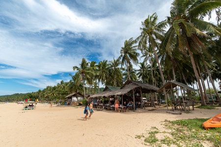 Nov 19, 2018 People who take a vacation on the Nacpan beach at El nido, Palawan, Philippinesのeditorial素材