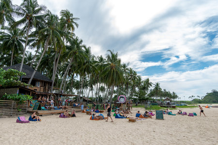 Nov 19, 2018 People who take a vacation on the Nacpan beach at El nido, Palawan, Philippinesのeditorial素材