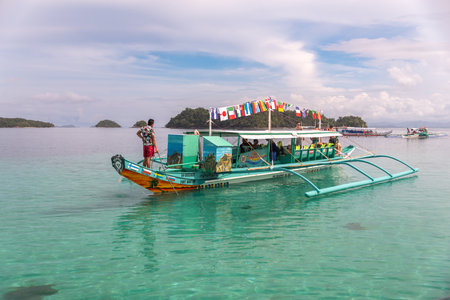 Dec 23,2018 Bangka Boat moving into hopping tour area at Port Barton, Palawan, Philippinesのeditorial素材
