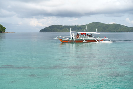Dec 23,2018 Bangka Boat moving into hopping tour area at Port Barton, Palawan, Philippinesのeditorial素材