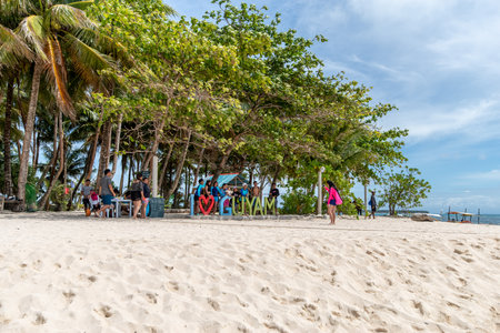 Apr 27, 2019 People on holiday on the Guyam island, Siargao , Philippinesのeditorial素材
