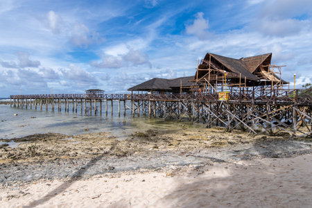 Apr 27, 2019 People walking Cloud 9 surfing tower, Siargao , Philippinesのeditorial素材
