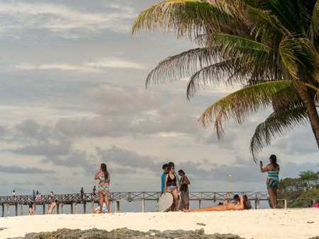 Apr 27, 2019 Travelers who relax on the Cloud 9 beach, Siargao, Philippinesのeditorial素材