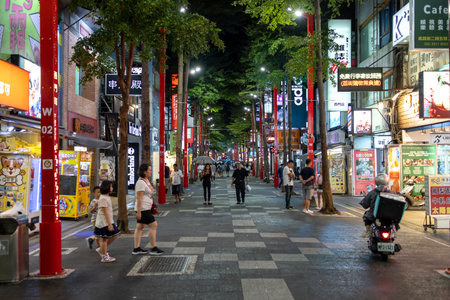 Aug 20, 2019 View of Ximen shopping district in Taipei. Popular pedestrian area in Taipei for shopping, with many restaurants and street food stalls, Taipei, Taiwanのeditorial素材