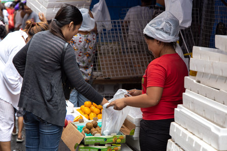 Dec 31,2019 People shopping at Binondo Chinatown, Manila, Philippinesのeditorial素材