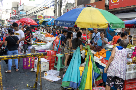 Dec 31,2019 People shopping at Binondo Chinatown, Manila, Philippinesのeditorial素材