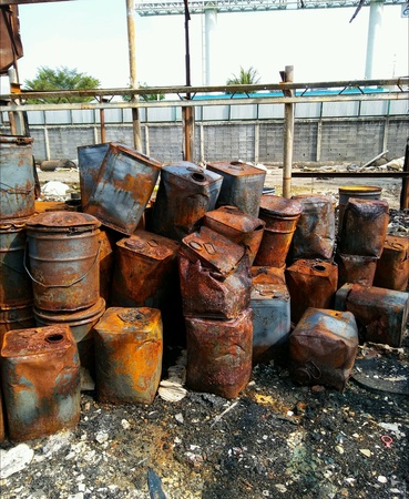 Rusty tins in burned house.の素材