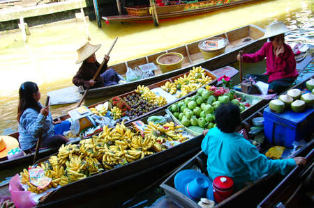 RATCHBURI, THAILAND - AUGUST 19   Unidentified tourists and vendors in Damnern Saduak floating market on August 19, 2007 in Ratchburi, Thailand のeditorial素材