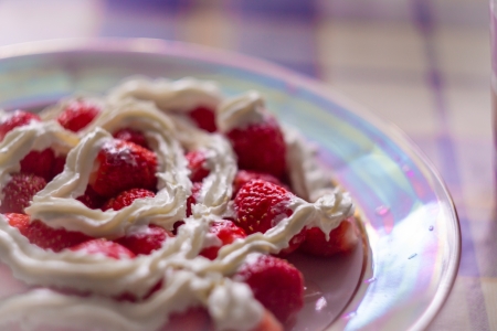 Plate with strawberry and cream on a klechaty backgroundの写真素材