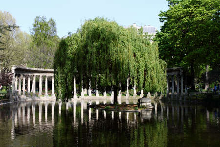 View of the Naumachie in Parc Monceau in Parisの写真素材