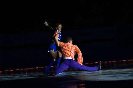 DNEPROPETROVSK, UKRAINE  DECEMBER 20: Tatiana Navka and Roman Kostomarov  perform during the Ice show Stars on December 20, 2006 in Dnepropetrovsk, Ukraine.のeditorial素材
