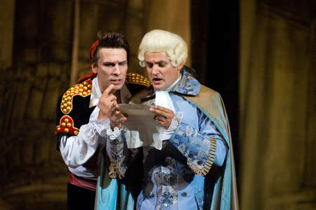 DNEPROPETROVSK, UKRAINE  JUNE 25: Members of the Dnepropetrovsk State Opera and Ballet Theatre perform " The Barber of Seville " on June 25, 2011 in Dnepropetrovsk, Ukraineのeditorial素材