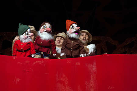 DNEPROPETROVSK, UKRAINE â JANUARY 5: Members of the Dnepropetrovsk State Opera and Ballet Theatre perform "Snow White and the Seven Dwarfs" on January 5, 2011 in Dnepropetrovsk, Ukraineのeditorial素材