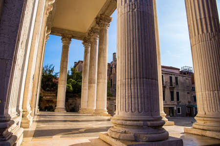 majestic marble columns on a sunny day
の写真素材