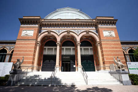 Palace of Velazquez (Palacio de Velazquez ) en Buen Retiro Park (Parque de El Retiro) in Madrid, Spain 2018-08-11のeditorial素材
