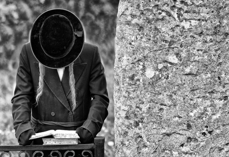 Orthodox Jewish  prays, jews, judaism, hasidim, BWの写真素材
