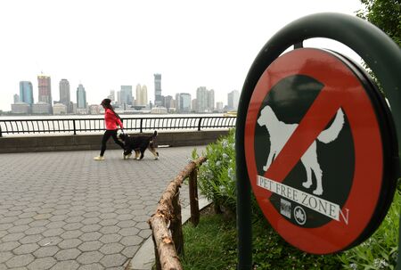 New York, USA - May 28, 2018: Sign 'No Pets' in the Battery Park in lower Manhattan in New York.のeditorial素材