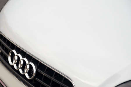 Nizhny Novgorod, Russia - September 14, 2016: The white bonnet, radiator grille a sign logo of the Audi Carのeditorial素材