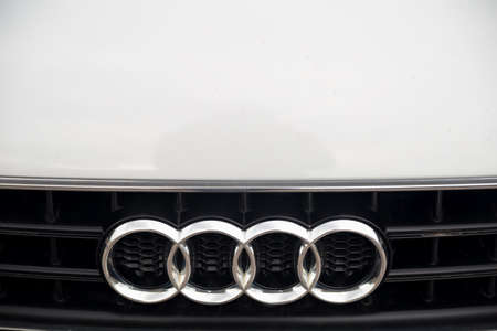 Nizhny Novgorod, Russia - September 14, 2016: The white bonnet, radiator grille a sign logo of the Audi Carのeditorial素材