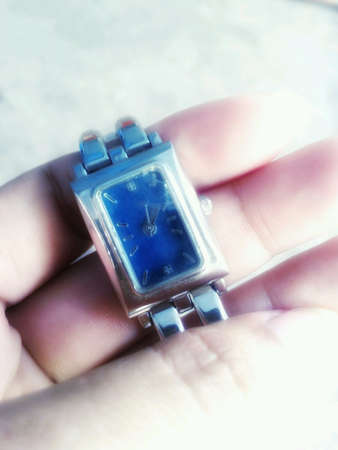 cracks watch while fall to floorの素材