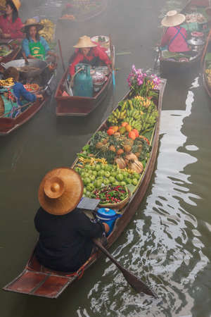 DAMNOEN SADUAK, THAILAND - 25 Jan, 2017: Damnoen saduak floating market is famous in Thailand and sights and sale of vegetables, fruits and desserts.のeditorial素材