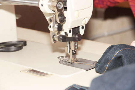 working mechanism of professional sewing machine