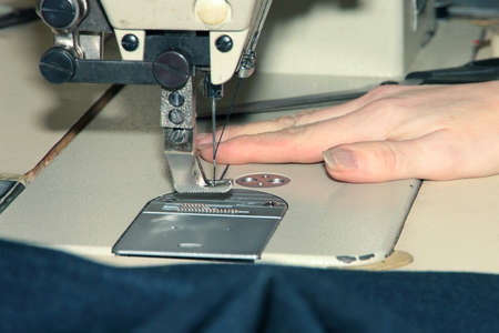 working mechanism of professional sewing machine