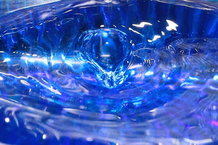 whimsical unique patterns after hitting a drop of water on the surface of the liquidの写真素材