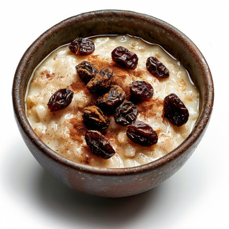 This inviting bowl of creamy rice pudding features a sprinkle of cinnamon and plump raisins, perfect for comforting moments. Ideal for dessert or snack time.の素材