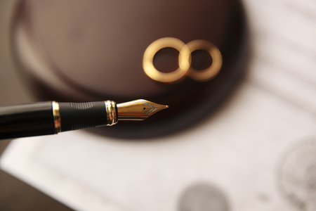 Divorce decree form with ringの写真素材