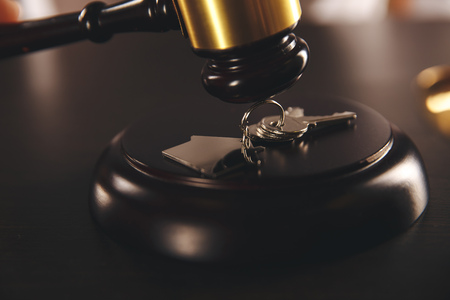 Wooden gavel with keys on the desk. Estate concept.の写真素材