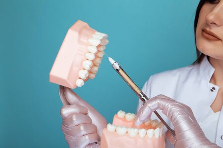 Photo of process of making an anaesthesia in a jaw isolated.