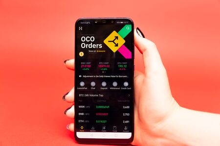 26 08 2019 Tula: Binance on the phone display. Logoのeditorial素材